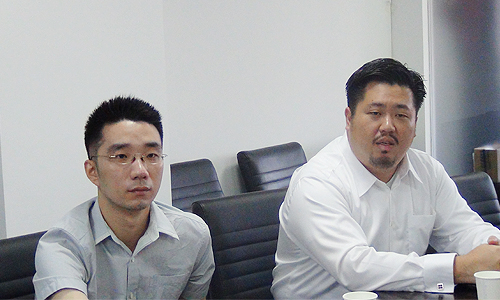 新加坡资讯通信发展管理局中国区司长、新加坡驻上海总领事馆信息产业处领事庄庆维（右）