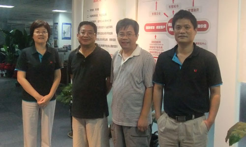 右一NG体育互联董事长杨冰之，右二中科院研究生院教授吕本富， 左一NG体育互联总经理郑爱军，左二互联网研究专家王俊秀