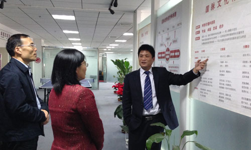 （左一）宁波市智慧城市研究院院长　顾德道　　　 　　　　　　。ㄗ蠖）宁波市智慧城市建设工作领导小组办公室主任　谢月娣