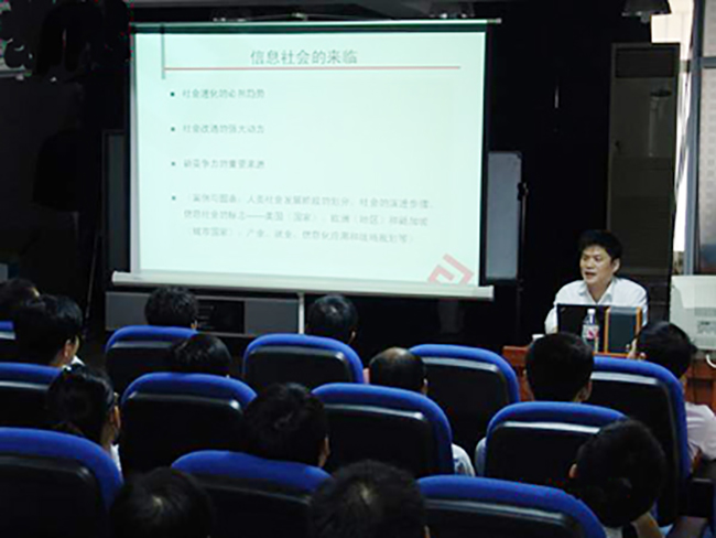 NG体育信息化发展研究中心主任、浙江大学客座教授杨冰之应邀赴南华大学，为该校计算机科学与技术学院师生做了题为“网络与信息化建设人才需求”的学术讲座
