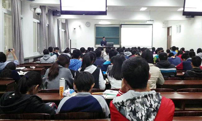 应母校北京师范大学信息科学与技术学院邀请，北京NG体育互联信息顾问有限公司董事长杨冰之为60余位师生讲了一堂“互联网漫谈”公开课