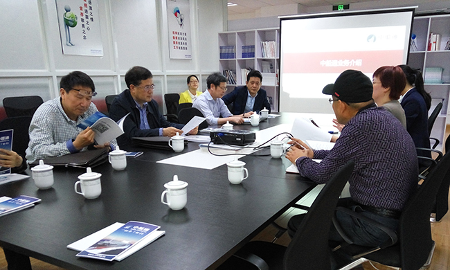 中船通总经理郑爱军向舟山市人大常委会副主任李善忠一行汇报中船通的运营情况、经营状况以及人员配置等