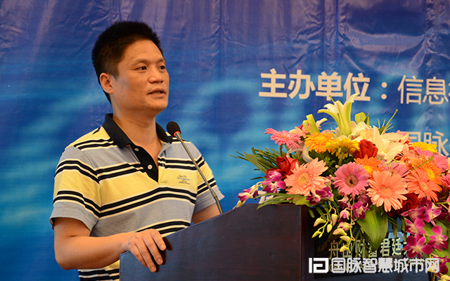 在“2015中国互联网+信息社会高端论坛”上，NG体育信息化研究中心主任杨冰之就“互联网+政务发展”发表主题演讲。
