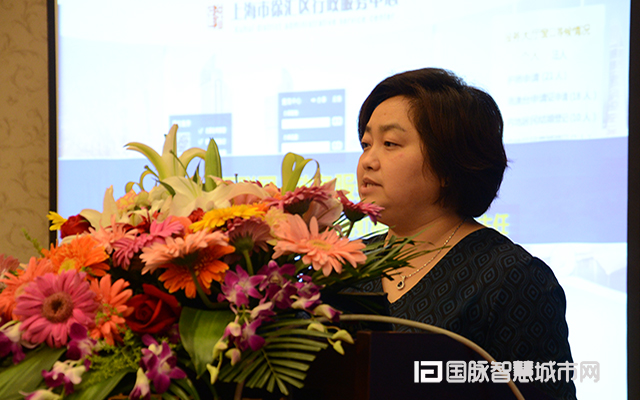 在“2015中国互联网+信息社会高端论坛”上，上海市徐汇区虹梅路街道办事处主任万小岚分享了徐汇区发展“互联网+政务”的三大工作经验。
