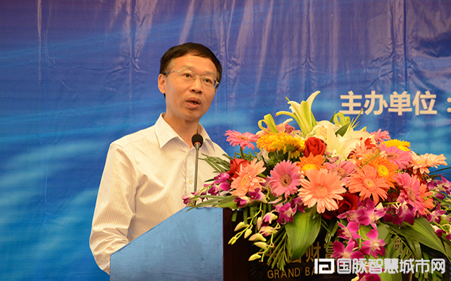 在“2015中国互联网+信息社会高端论坛”上，农业部信息中心原主任郭作玉发表主题演讲。